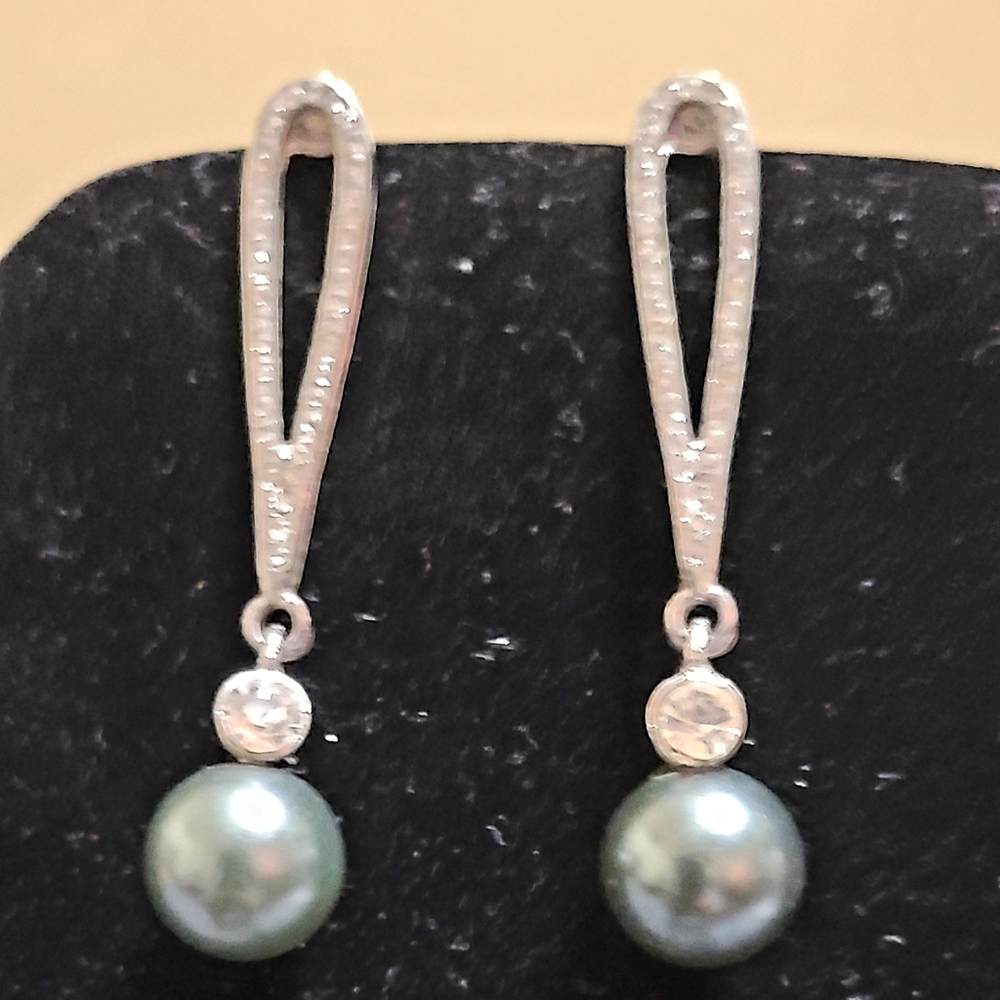 Black Pearl Fashionable Earring NWOT.